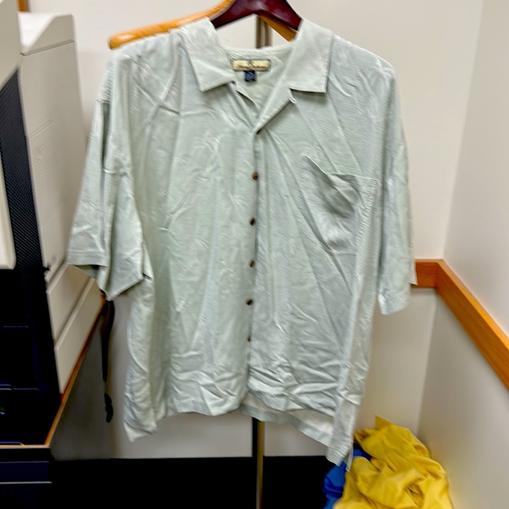 Tommy Bahama 2XL short sleeve button down shirt. 100% Silk